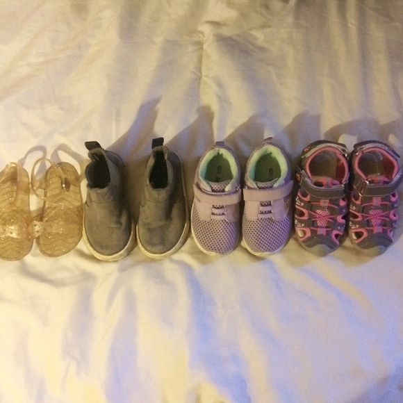 4 pairs of toddler girl shoes/sandals - Picture 1 of 3